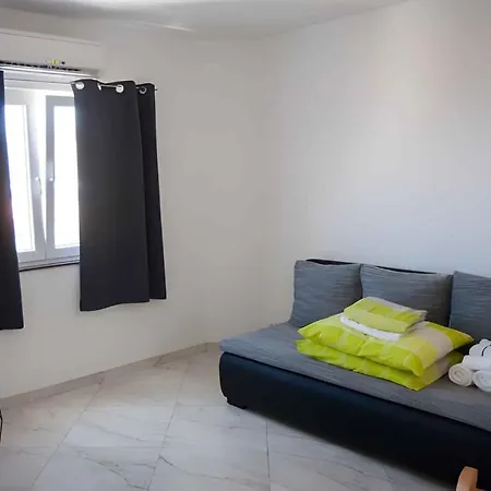 Studio In 45746